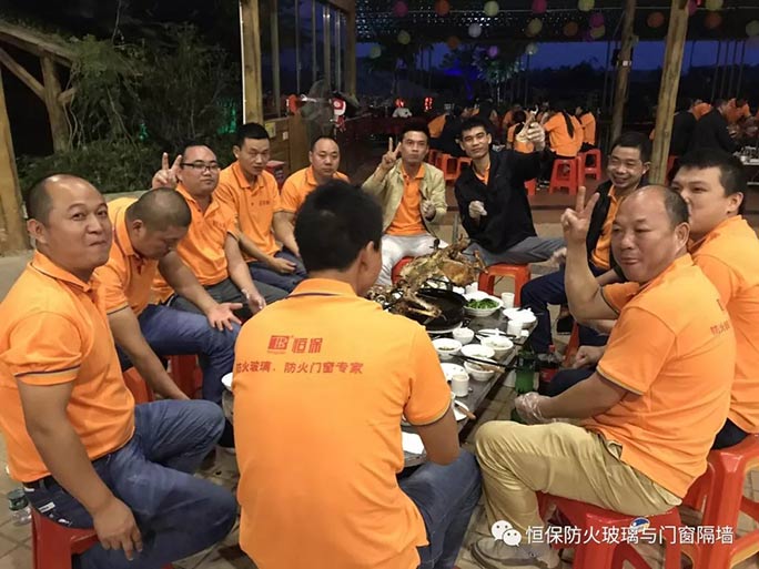 主題：“團(tuán)結(jié)”與“效率”！精誠團(tuán)結(jié)、再創(chuàng)新高！ --記公司在2017年10月17日組織了一場高明盈香戶外拓展旅游活動
